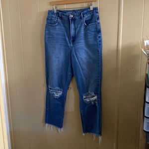 AMERICAN EAGLE CURVY MOM JEANS